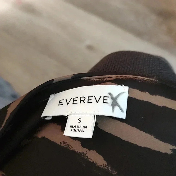 Evereve Lillian Surplice Top - Picture 5 of 5